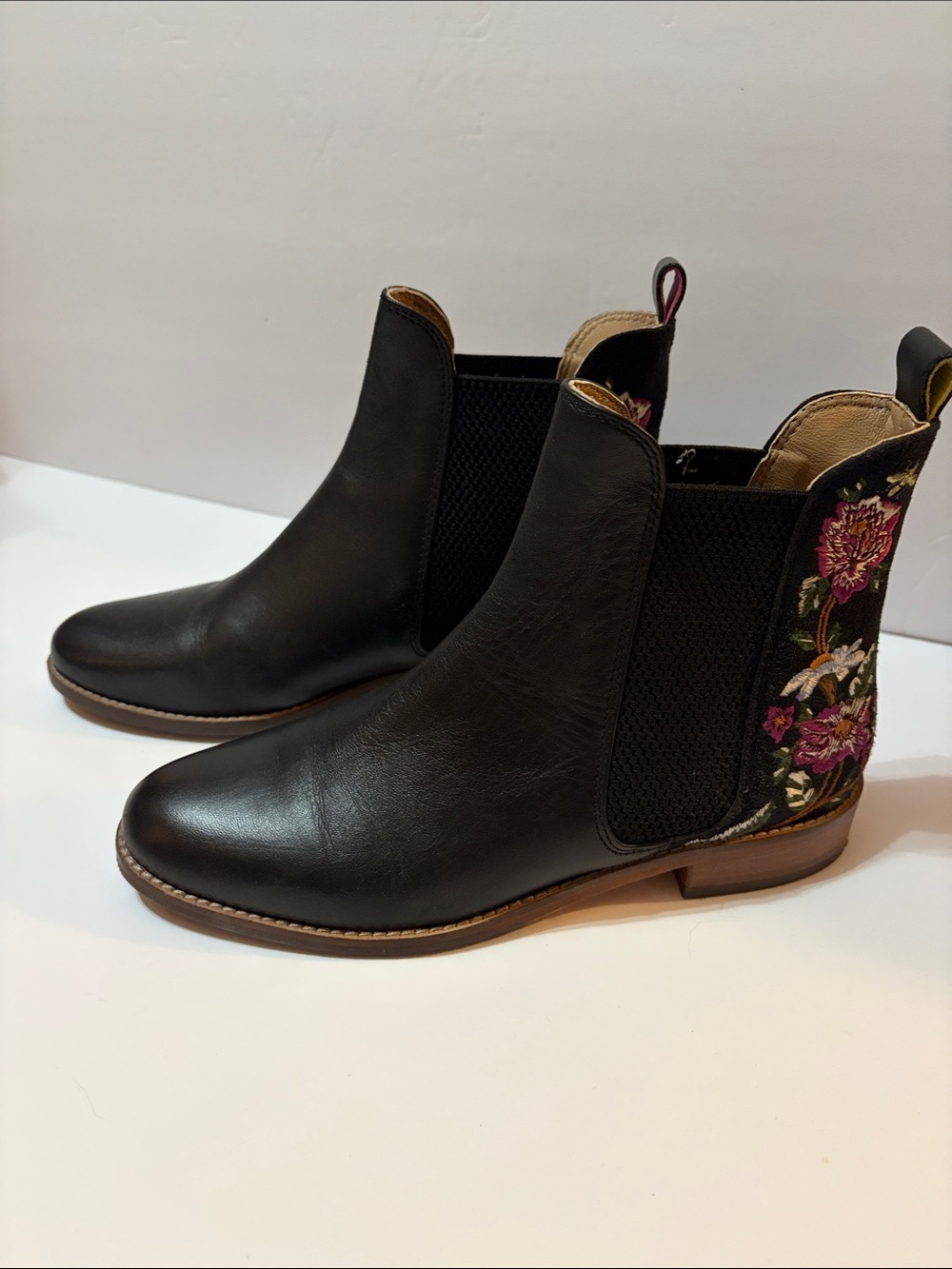 Brand new Joules Leather Embroidered Black Chelsea Booties for Women Size 7